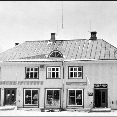 Kooperatiivi poolt 1927. a. ehitatud kaupluse- ja administratiivhoone. Peakauplus aastani 1947. (foto 1960)
